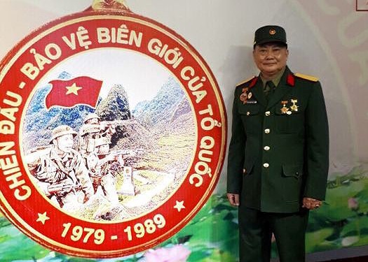 Trao huy hiệu “Chiến đấu bảo vệ biên giới của Tổ quốc” Trao huy hiệu “Chiến đấu bảo vệ biên giới của Tổ quốc”