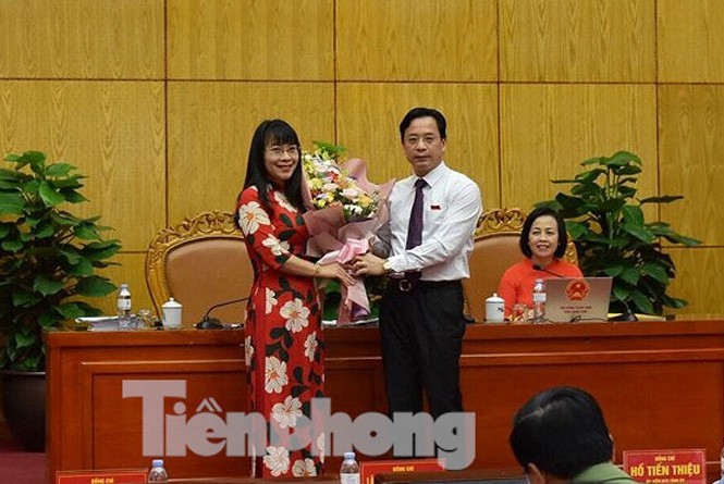 Nhân sự mới ở hai tỉnh Lạng Sơn và Cà Mau Chủ tịch HĐND tỉnh Lạng Sơn (bìa phải) tặng hoa chúc mừng bà Trần Thị Sơn Thùy .Ảnh: DC