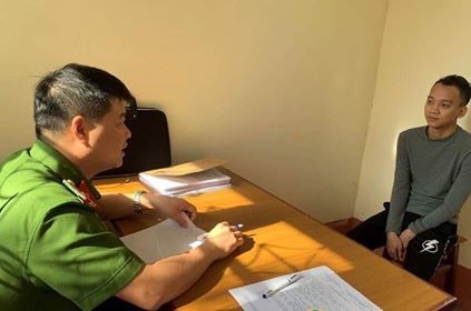 2 mẹ con cho vay nặng lãi, in tờ rơi để đòi nợ Đối tượng Tân (bìa phải) khai nhận cùng mẹ cho vạy nặng lãi và có hành vi trái pháp luật .Ảnh: D.Linh