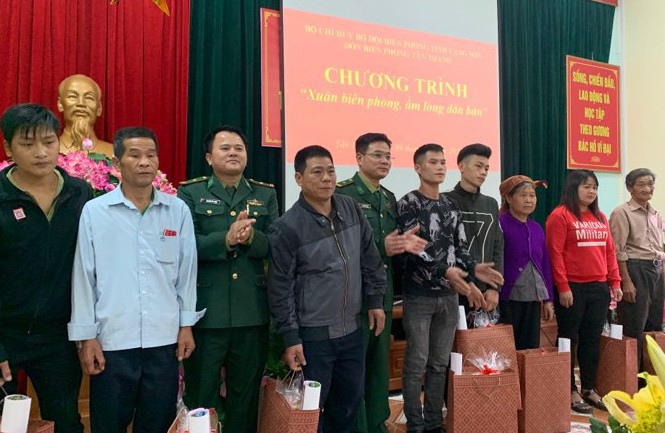 Thắm tình quân dân nơi biên giới Lạng Sơn Các hộ dân nhận quà tri ân của BP Tân Thanh. Ảnh: Duy Chiến
