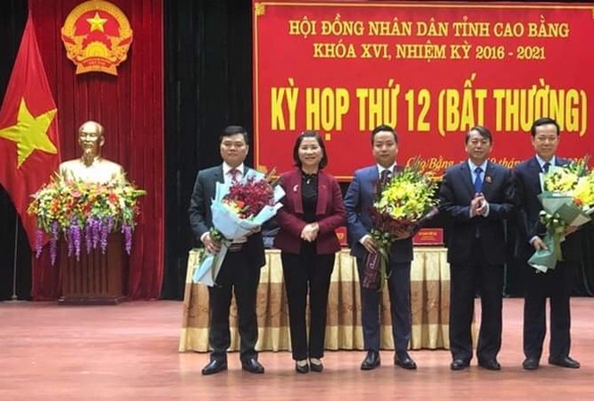 Cao Bằng có Phó chủ tịch tỉnh 40 tuổi Tân Phó chủ tịch tỉnh (giữa) và Ủy viên UBND tỉnh nhận hoa chúc mừng của lãnh đạo tỉnh Cao Bằng .Ảnh: TL