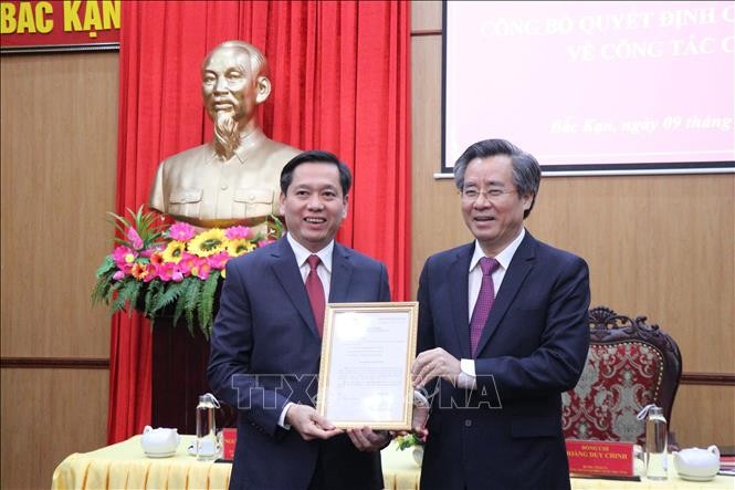 Ông Nguyễn Long Hải nhậm chức Phó Bí thư Tỉnh ủy Bắc Kạn Ông Nguyễn Quang Dương, Ủy viên Ban chấp hành Trung ương Đảng, Phó Trưởng Ban Tổ chức Trung ương (phải) trao quyết định cho đồng chí Nguyễn Long Hải. Ảnh: TTXVN