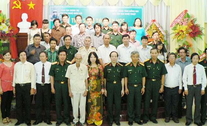 Tướng quân đội chào mừng 30 nhà văn trẻ Các nhà văn và đại biểu tại buổi khai mạc. Ảnh: VNQĐ