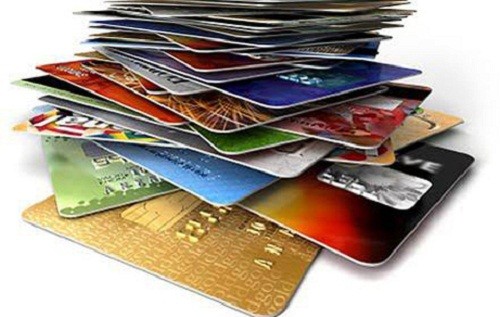Chủ thẻ ATM gồng mình gánh 'rừng' phí Có từ 20-25 loại phí "đè" lên vai các chủ thẻ.