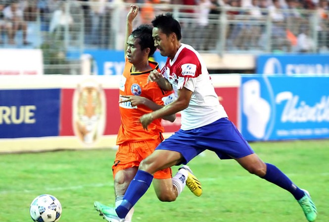 Vòng 17 V-League 2015: Nóng cả đỉnh và đáy SHB Đà Nẵng (trái) sẽ không để Đồng Nai có điểm rời Chi Lăng? Ảnh: Q. Hải