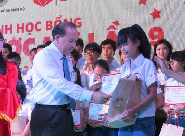 Trao 350 suất học bổng “Chung một ước mơ” Trao 350 suất học bổng “Chung một ước mơ”