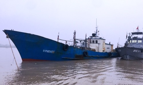 Chuyến tuần tra bắt giữ tàu Trung Quốc xâm phạm chủ quyền Việt Nam Tàu số hiệu 13056 chở 100.000 lít dầu cùng 3 thuyền viên là người Trung Quốc đang bị biên phòng Hải Phòng tạm giữ phục vụ điều tra. Ảnh: Bộ đội Biên phòng.
