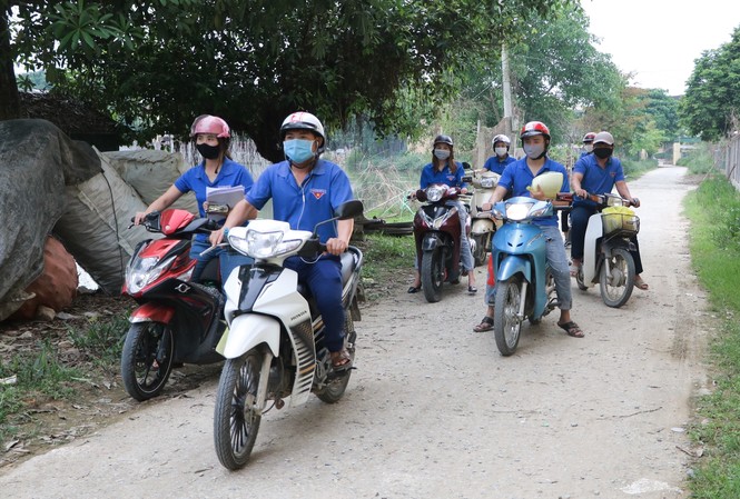Nghỉ học vì COVID-19, các 'shipper áo xanh” mang bài đến tận nhà cho học sinh Những "shipper áo xanh" đi giao những món hàng đặc biệt là những bài tập cho các em học sinh vùng khó khăn.