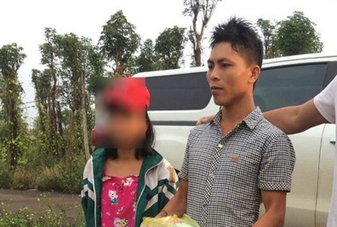 Khởi tố người đàn ông dụ dỗ bé gái lớp 8 bỏ nhà đi và chung sống như vợ chồng Nguyễn Ngọc Khoát và nữ sinh T. thời điểm được di lý về Nghệ An.