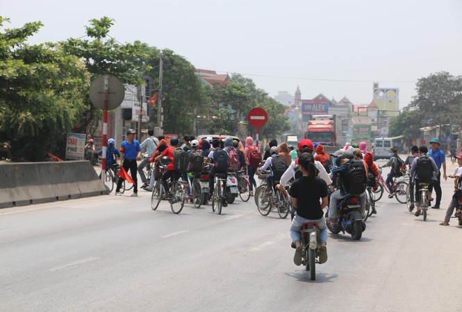 'Điểm đen' chết người trên Quốc lộ 1A chạy qua ba trường học 'Điểm đen' chết người trên Quốc lộ 1A chạy qua ba trường học