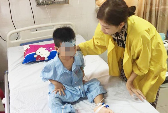 Ở nhà một mình, bé trai 5 tuổi trượt chân rơi xuống giếng sâu 8m Ở nhà một mình, bé trai 5 tuổi trượt chân rơi xuống giếng sâu 8m