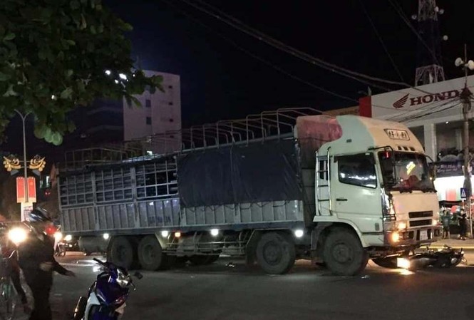 Xe tải đâm phương tiện dừng đèn tín hiệu khiến 2 người thương vong Xe tải đâm phương tiện dừng đèn tín hiệu khiến 2 người thương vong