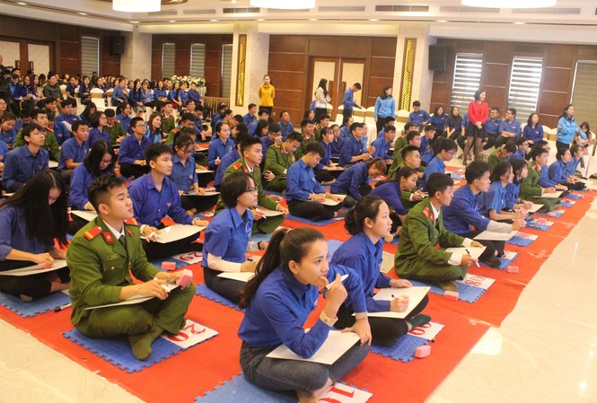 Rung chuông vàng 'Thanh niên Hà Tĩnh đồng hành cùng hàng Việt Nam' Rung chuông vàng 'Thanh niên Hà Tĩnh đồng hành cùng hàng Việt Nam'