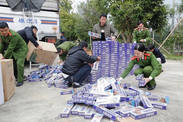 Phát hiện 10.000 bao thuốc lá lậu dưới gầm ô tô Phát hiện 10.000 bao thuốc lá lậu dưới gầm ô tô