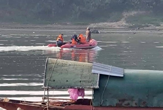 Tìm kiếm người đàn ông say rượu bị đuối nước trên sông Lam Lực lượng chức năng tìm kiếm tung tích anh N. Ảnh Trí Tặng.