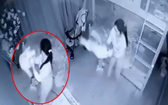 Khởi tố, tạm giam người phụ nữ hành hạ bé gái 14 tháng tuổi Nữ giúp việc hành hại con gái gia chủ bị camera ghi hình lại