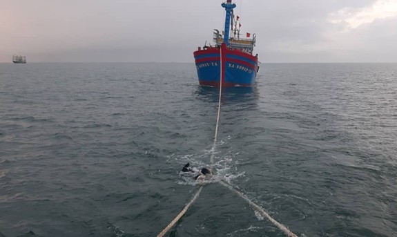 Cứu 14 ngư dân tàu cá bị nạn vào bờ an toàn Cứu 14 ngư dân tàu cá bị nạn vào bờ an toàn