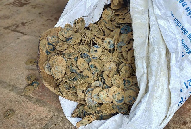 Đào móng nhà, nông dân phát hiện 3 hũ sứ đựng hơn 100kg tiền cổ Đào móng nhà, nông dân phát hiện 3 hũ sứ đựng hơn 100kg tiền cổ