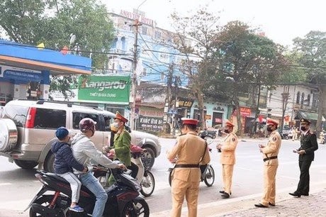 Rút giấy phép nhà thuốc bán khẩu trang y tế giá ‘cắt cổ’ Công an tỉnh Nghệ An phát khẩu trang miễn phí cho người dân.