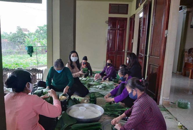 Người dân thâu đêm đỏ lửa luộc bánh chưng gửi vào khu cách ly tập trung Người dân thâu đêm đỏ lửa luộc bánh chưng gửi vào khu cách ly tập trung