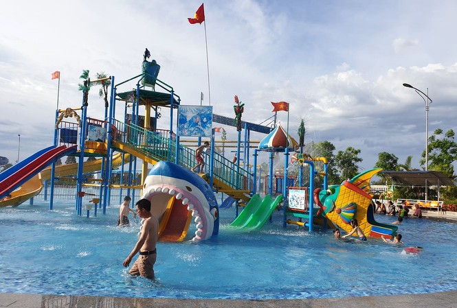 Bé trai 7 tuổi đuối nước thương tâm trong công viên nước Bé trai 7 tuổi đuối nước thương tâm trong công viên nước