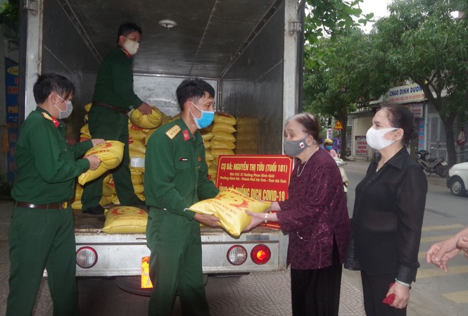 Cụ bà 101 tuổi dành tiền tiết kiệm mua 2 tấn gạo ủng hộ vùng cách ly Cụ bà 101 tuổi dành tiền tiết kiệm mua 2 tấn gạo ủng hộ vùng cách ly