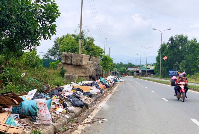 Không có bãi tập kết, rác bủa vây đường Hồ Chí Minh Không có bãi tập kết, rác bủa vây đường Hồ Chí Minh