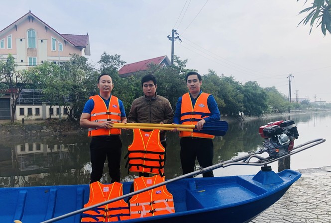 Tỉnh đoàn Hà Tĩnh trao tặng phao cứu sinh, thuyền hỗ trợ dân vùng lũ Tỉnh đoàn Hà Tĩnh trao tặng phao cứu sinh, thuyền hỗ trợ dân vùng lũ