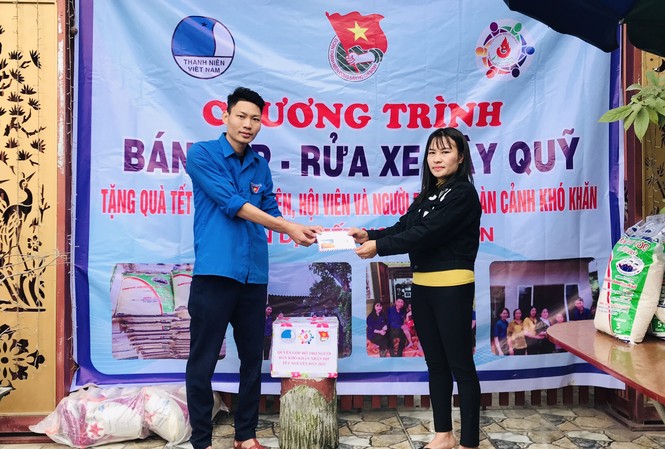 Tuổi trẻ Hà Tĩnh rửa xe, bán gạo gây quỹ hưởng ứng Tết vì người nghèo Tuổi trẻ Hà Tĩnh rửa xe, bán gạo gây quỹ hưởng ứng Tết vì người nghèo