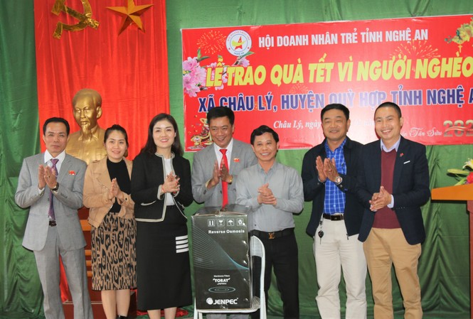 Hội Doanh nhân trẻ Nghệ An trao quà Tết cho người nghèo Hội Doanh nhân trẻ Nghệ An trao tặng máy lọc nước cho lãnh đạo xã Châu Lý.