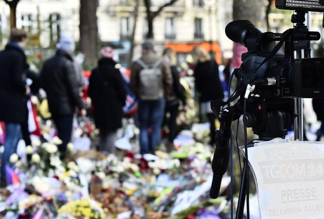 Người Pháp phản ứng mạnh phim về khủng bố Paris Trước nhà hát Bataclan ở Paris ít ngày sau khủng bố hồi 2015