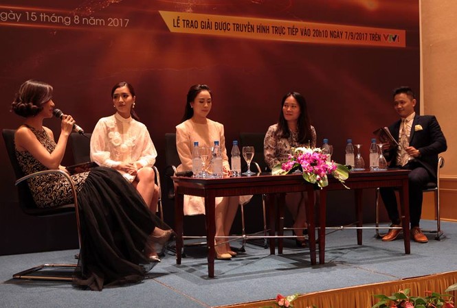Nhà báo Tạ Bích Loan sát cánh cùng MC Lại Văn Sâm tại VTV Awards Nhà báo Tạ Bích Loan trong buổi họp báo VTV Awards