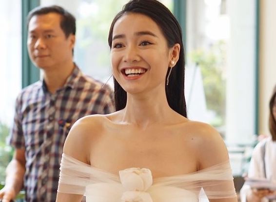 Ngất ngây ngắm Nhã Phương vai trần nuột nà không tỳ vết Nhã Phương tươi tắn xuất hiện tại Hà Nội. Ảnh: Bảo Hân