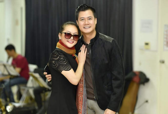 Sau tin đồn cưới Ngọc Sơn, Như Quỳnh rạng rỡ bên Quang Dũng tập show Như Quỳnh-Quang Dũng rang rỡ trong buổi tập cho show "Đêm tình nhân"