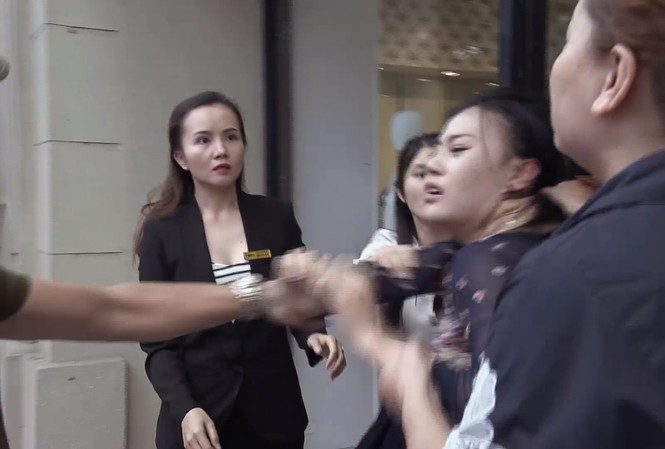 Quỳnh búp bê tập 22: Quỳnh bị đánh ghen, gặp My sói và Vũ mặt sắt Quỳnh bị dàn cảnh đánh ghen trong tập 22