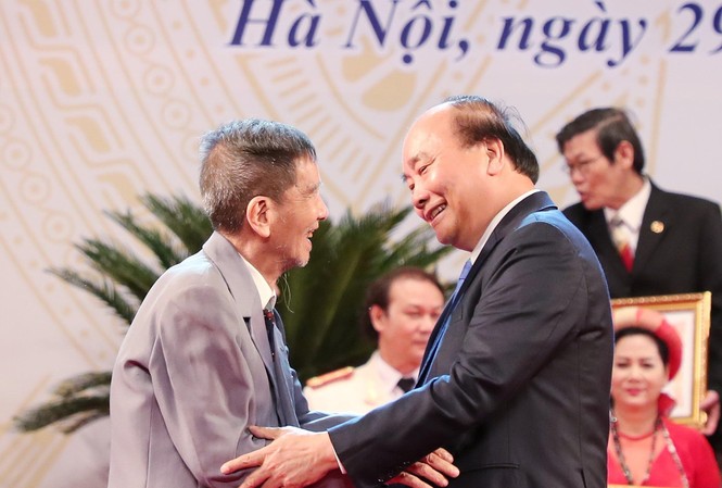 Khoảnh khắc xúc động khi các nghệ sĩ nhận danh hiệu NSND, NSƯT Khoảnh khắc đẹp của NSND Trần Hạnh với Thủ tướng Nguyễn Xuân Phúc