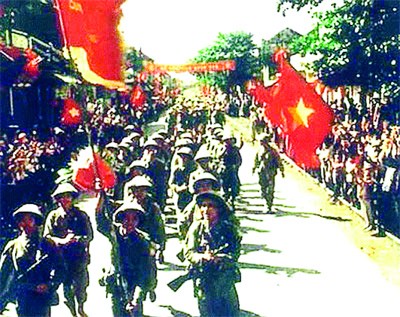 Phố bích họa Phùng Hưng tái hiện cảnh đoàn quân trở về Tái hiện không khí Hà Nội mùa thu 1954 tại không gian phố bích họa Phùng Hưng