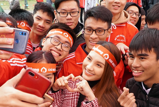 Bảo Thanh giữa vòng vây fan tại Chủ nhật đỏ lần thứ 12 Bảo Thanh giữa vòng vây người hâm mộ tại Chủ nhật đỏ lần thứ 12