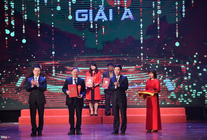 Sách do cố GS. Phan Huy Lê chủ biên đạt giải A Sách Quốc gia 2019 GS.TS. Nguyễn Quang Ngọc đại diện tập thể tác giả lên nhận giải A cho công trình sách do cố GS. Phan Huy Lê tổng chủ biên