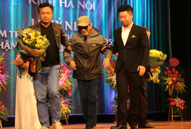 NSND Trần Hạnh được dìu lên sân khấu vinh danh dịp 60 năm nhà hát kịch Hà Nội NSND Trần Hạnh về thăm lại ngôi nhà nghệ thuật dịp kỷ niệm 60 năm thành lập