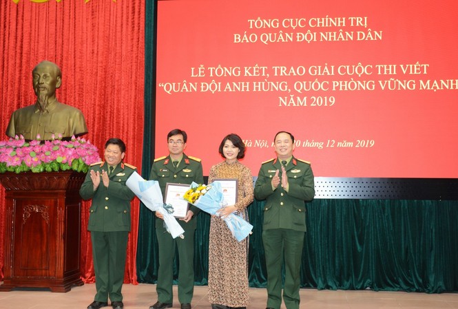 Nhà văn Đỗ Bích Thúy giành giải thưởng thi viết về quân đội và quốc phòng Nhà văn Đỗ Bích Thúy đạt giải Nhì cuộc thi viết về quân đội và quốc phòng