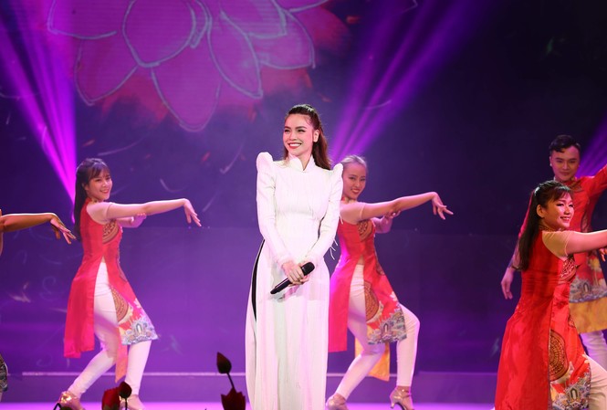 Hồ Ngọc Hà dịu dàng khác lạ trong ‘Vang mãi giai điệu Tổ quốc' Hồ Ngọc Hà dịu dàng hát trong "Vang mãi giai điệu Tổ quốcà