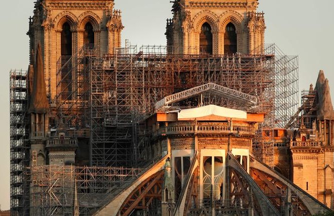 Một năm sau hỏa hoạn, di sản nhà thờ Đức Bà Paris giờ ra sao? Công trường Nhà thờ Đức Bà Paris bị tạm dừng vì COVID-19