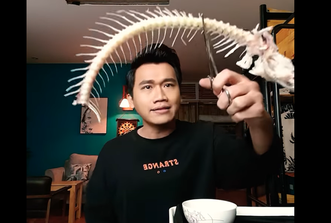 Hậu trường cảnh Xuân Nghị (Bách Thú Vlog) ăn xương cá ở ‘Nhà trọ Balanha’ Xuân Nghị diễn cảnh Bách Thú vlog ăn xương cá trong "Nhà trọ Balanha"