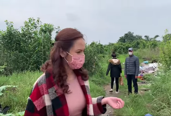 Choáng hậu trường con đường lầy lội dẫn vào bối cảnh ‘Những ngày không quên' Thu Quỳnh và ê kíp làm phim ở bối cảnh đặc biệt