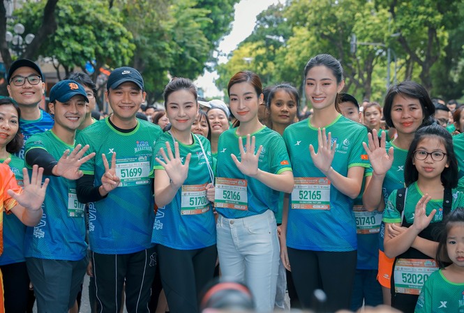 Mai Phương Thúy, Đỗ Mỹ Linh, Mai Ngọc thi chạy với Thanh Sơn, Xuân Nghị Dàn hoa hậu, nghệ sĩ chạy tại Bờ Hồ