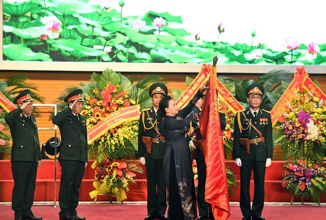 Báo Quân đội nhân dân đón Huân chương Độc lập hạng Ba Chủ tịch Quốc hội Nguyễn Thị Kim Ngân trao Huân chương Độc lập hạng Ba