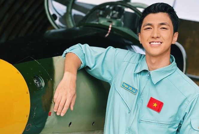 Lộ ảnh hậu trường phim Tết của Bình An, Thanh Sơn Bình An hóa vai phi công trong phim chiếu Tết