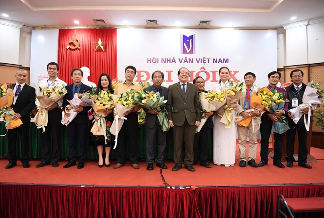 Cuộc chuyển giao ghế chủ tịch Hội Nhà văn ngoạn mục Ông Hữu Thỉnh giao lại ghế Chủ tịch Hội cho nhà văn Nguyễn Quang Thiều. Ảnh: KỲ SƠN