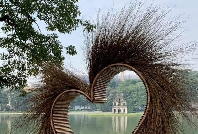 Sở Văn hóa Hà Nội lên tiếng về ‘trái tim lạ’ ở bờ Hồ Hình trái tim "quái dị" bên bờ Hồ được mang đi